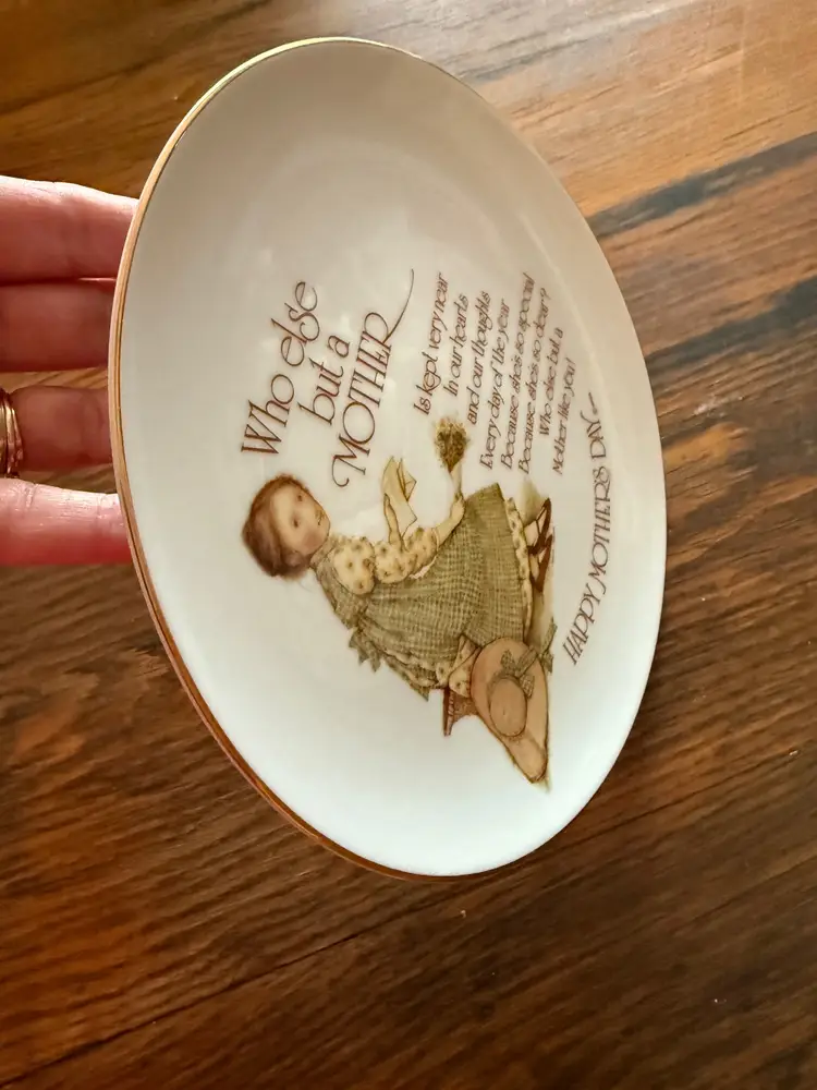 Holly Hobbie Mother’s Day Commemorative Plate – 8” Porcelain – “Who Else but a Mother” Poem – Vintage American Greetings – Made in Japan