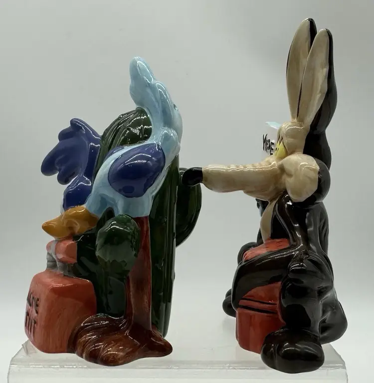 1993 Looney Tunes Wile E Coyote Roadrunner Salt Pepper Shakers