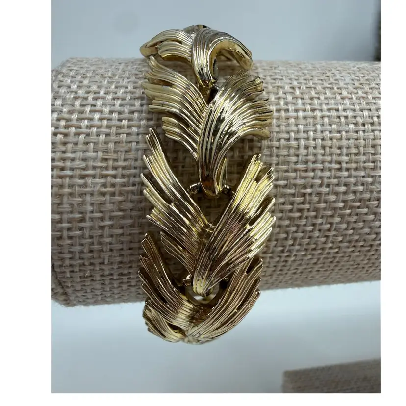 Vintage Gold Tone Lisner Leaf Bracelet