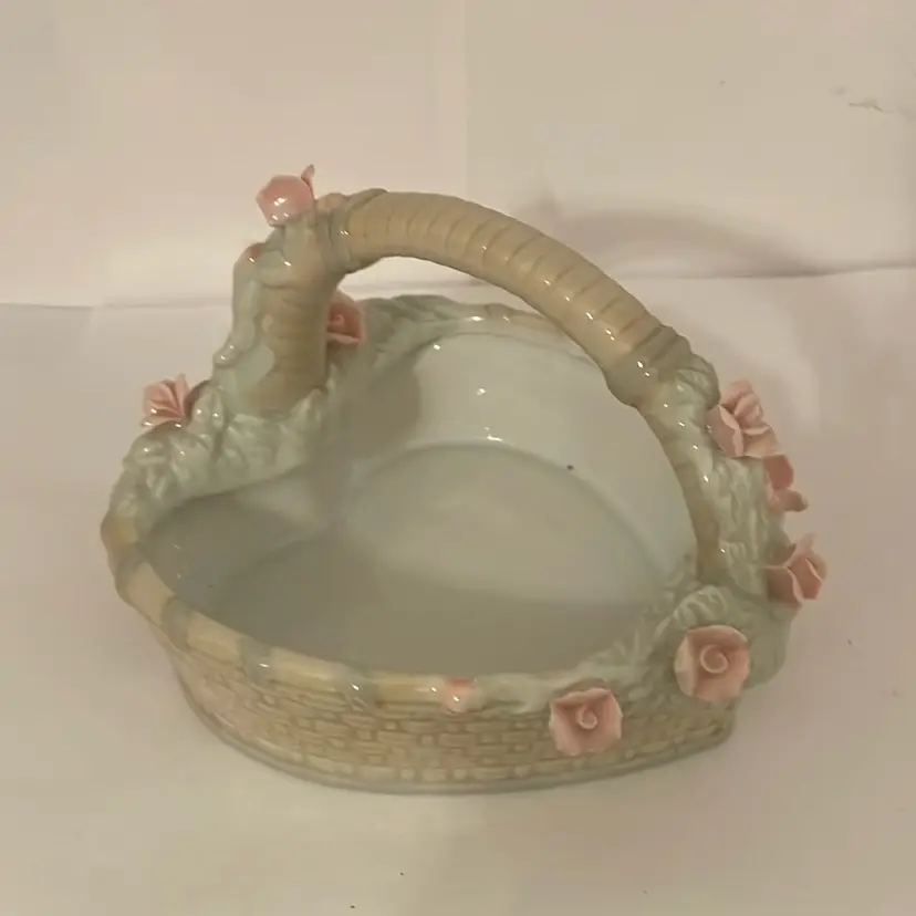 #547 1989 House Of Lloyd Ceramic Heart Basket Dish With Pink Roses