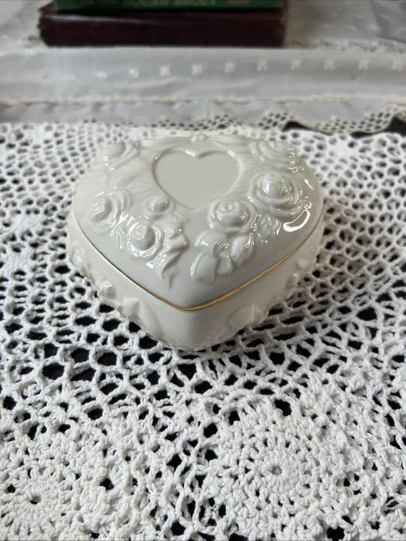 016 Ceramic Lenox Heart Shape Trinket Box Roc Taiwan 5" X 4.5" X 2.5"