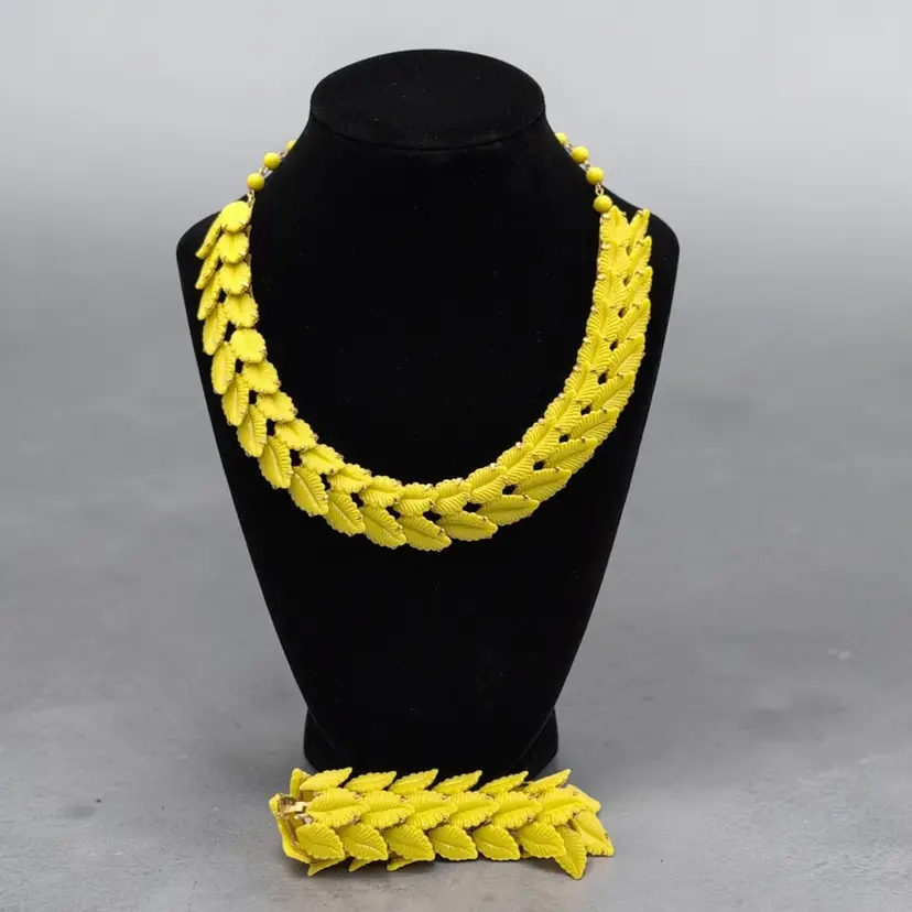 Vtg Textured Plastic Overlapping Yellow Leaf Links Gold Tone Necklace & Bracelet