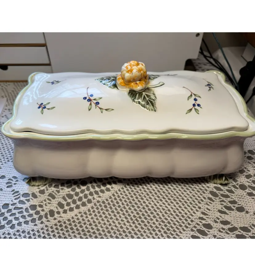 Vintage Princess House "Vintage Garden" ceramic casserole dish with floral knob, 12.5x7”, Some Crazing
