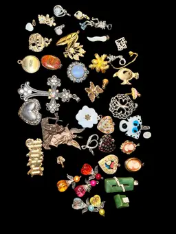 Lot Of Pendants (40)