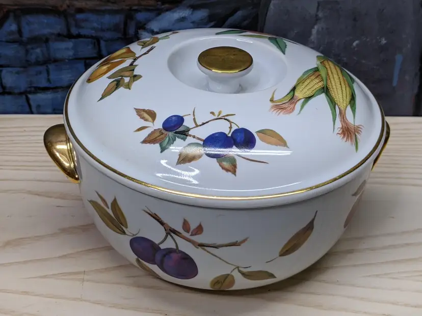 Royal Worcester Evesham Gold 2.5 Qt 8.5" Round Covered Casserole Dish Oven freezer table Made England 1961 Fruits Vegetable Serving Bowl