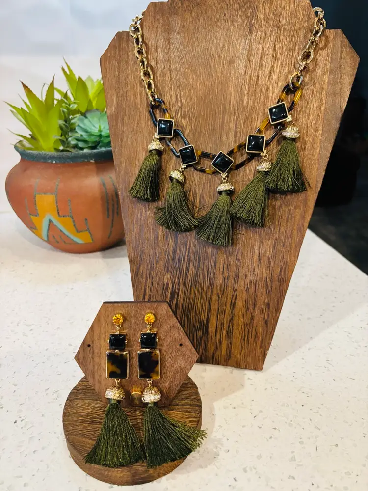 Lovely Gold Toned NRQ (associated With Avon) Necklace And Earrings Set