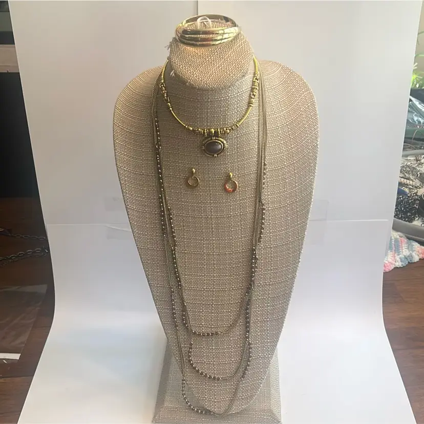 #09 - Avon Cateye Necklace Lot