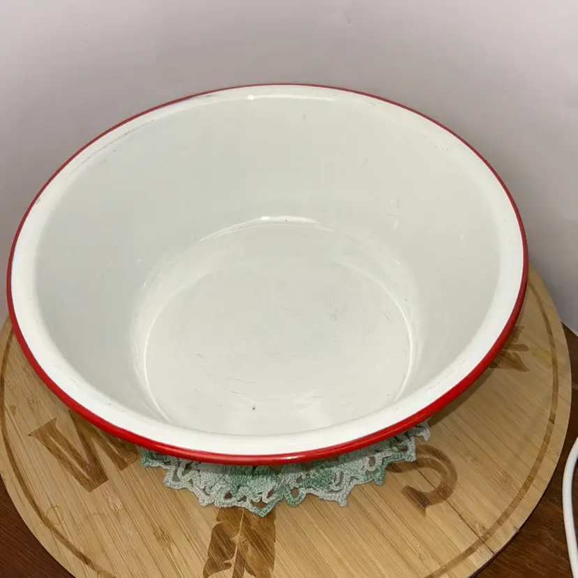 0003 Vintage White Enamel Dish Pan/Wash Basin With Red Rim 10” Diameter