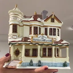 Lemax Georgia Lyn Bed And Breakfast Holiday Light Up House 7.5”