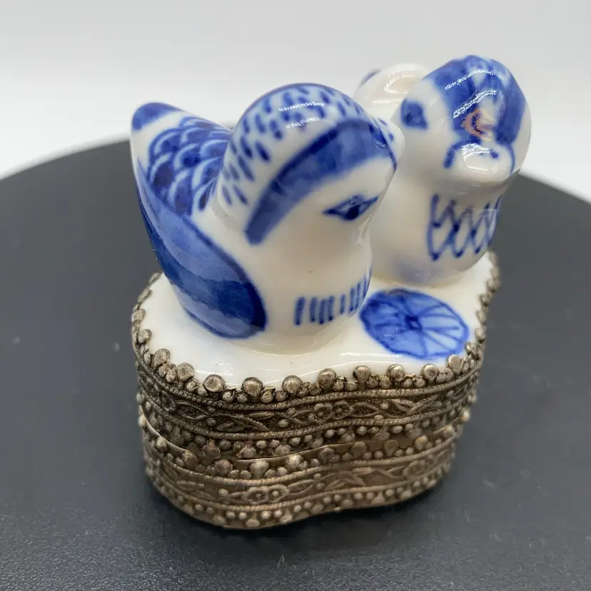 #4130 Vintage blue and white porcelain bird trinket box with silver-plated metal.