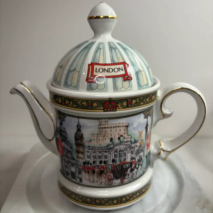 James Sadler "Horseguards" Teapot  w/ Lid Made in England Excellent Condition