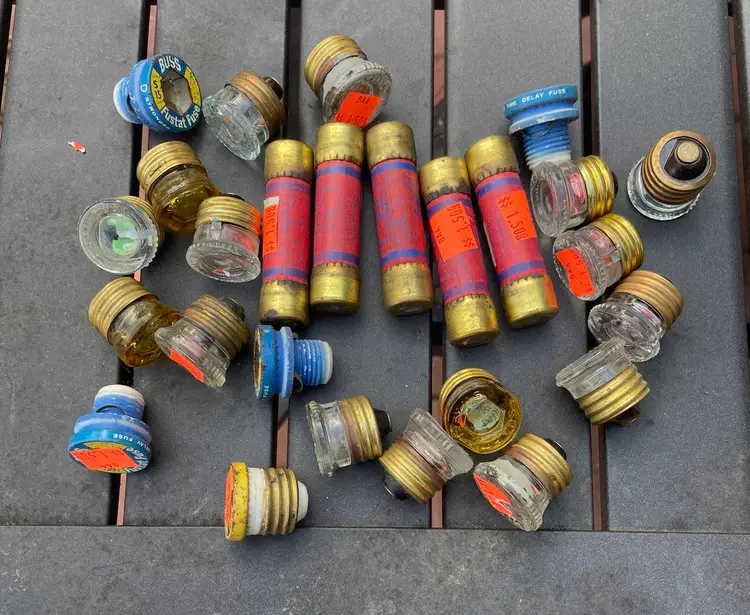 Fuse Lot. Glass Screw In