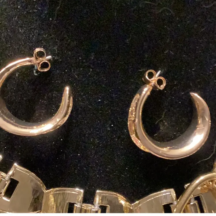 #6. Gold Toned 2 Necklaces 1 Pair Pierced Earring 1 Bracelet Signed Chaps On 1



2 Earrings
1 Ornate Bracelet