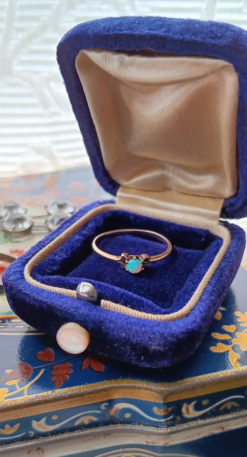Antique 10K Gold Opal Ring