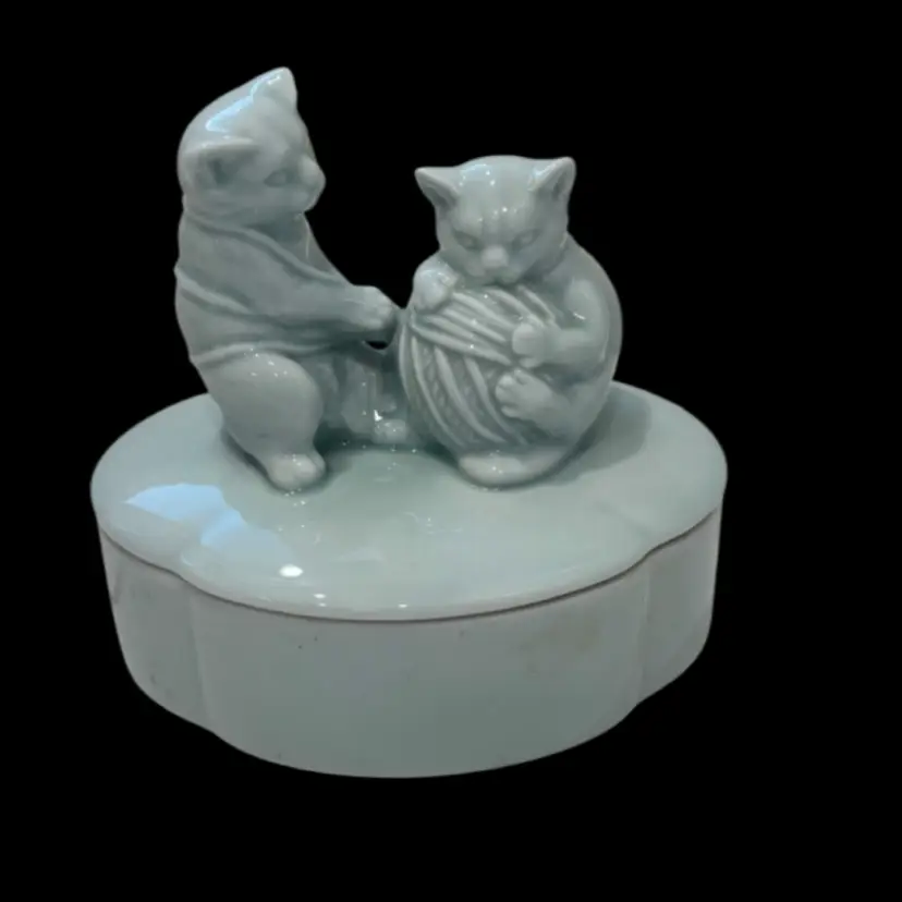 Vintage Takahashi Two Kittens Playing With String Lidded Trinket Box - 5”t X 4.75”