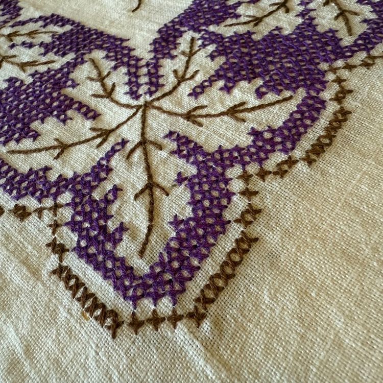 Vintage Embroidered Tablecloth Set