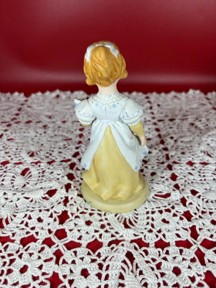 Vintage Avon Collectible Figurine ( A Mothers Love)