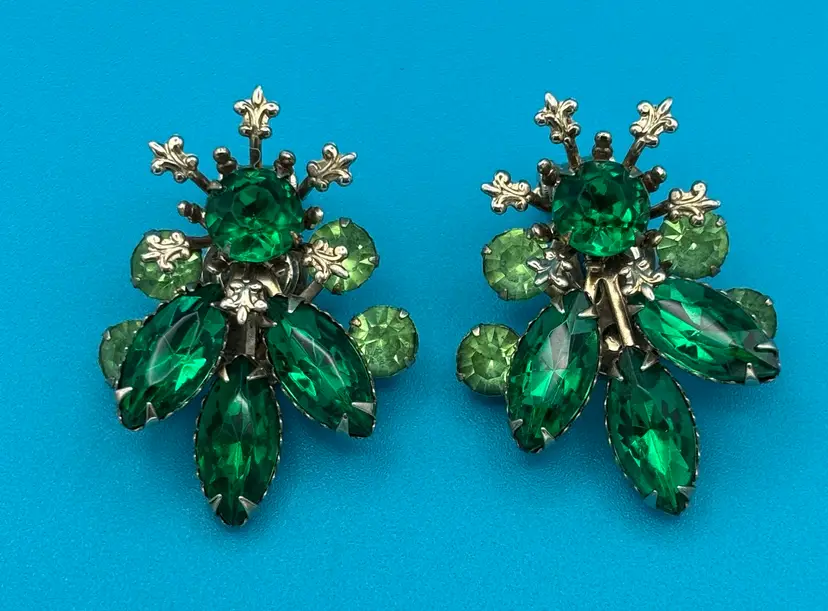Vintage Emerald & Peridot Green Rhinestone Clip-On Earrings – Mid-Century Costume Jewelry