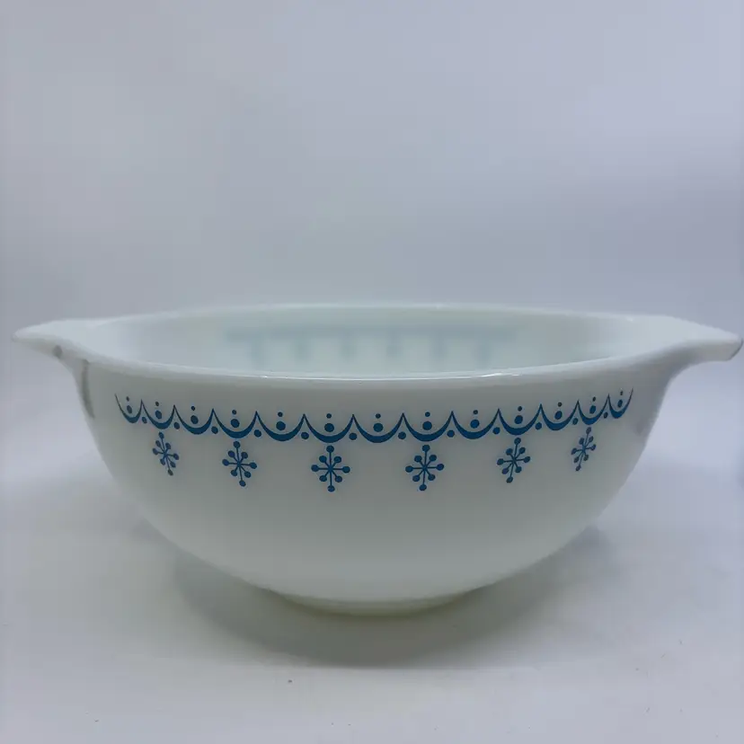 Pyrex White Blue Snowflake Garland Cinderella Bowl 443 2.5 Quart 11W 4H