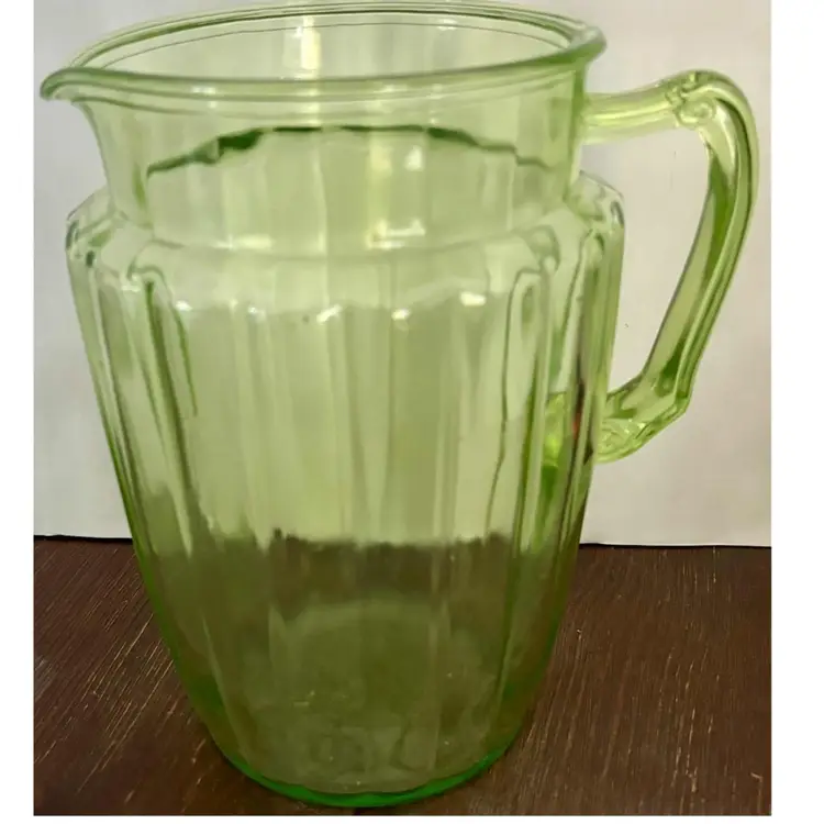 GLOWS! Vintage 1930’s Anchor Hocking “Pillar Optic” Pattern Uranium Glass Pitcher 8.5”