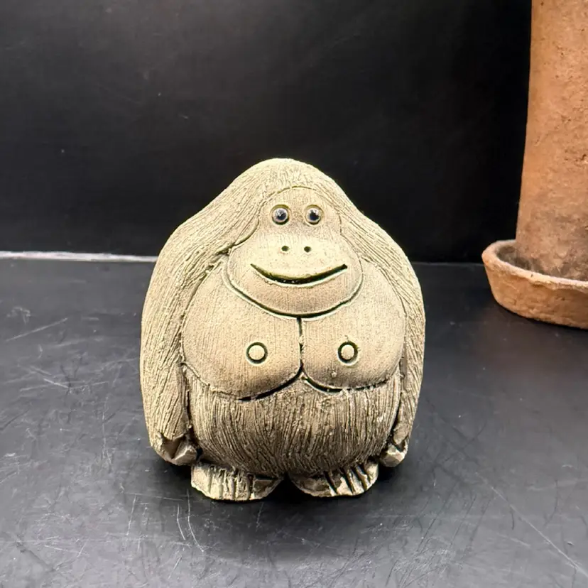 Artesanía Rinconada Mama Gorilla Pottery Figurine 2.5”