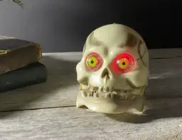 1994 Halloween Spearhead Skull Works Make Rattling Noise Batteries NOT Included