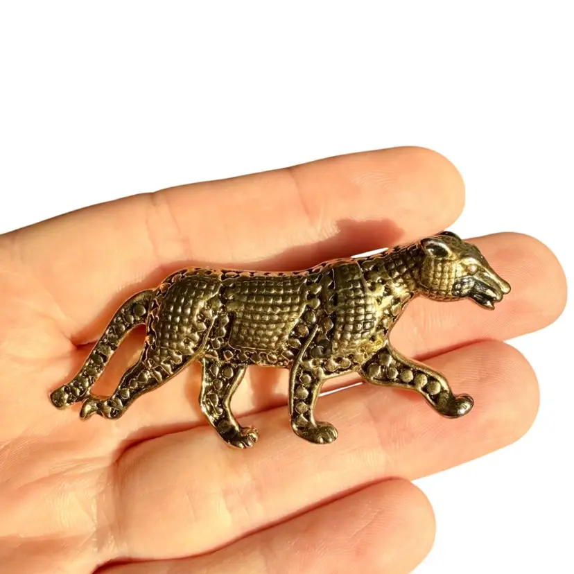 Vintage Unmarked Spotted Leopard/Cheetah Brooch, Gold Toned