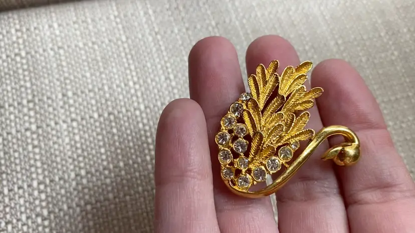 Princess House Luminess Gold Tone Rhinestone Swan Brooch