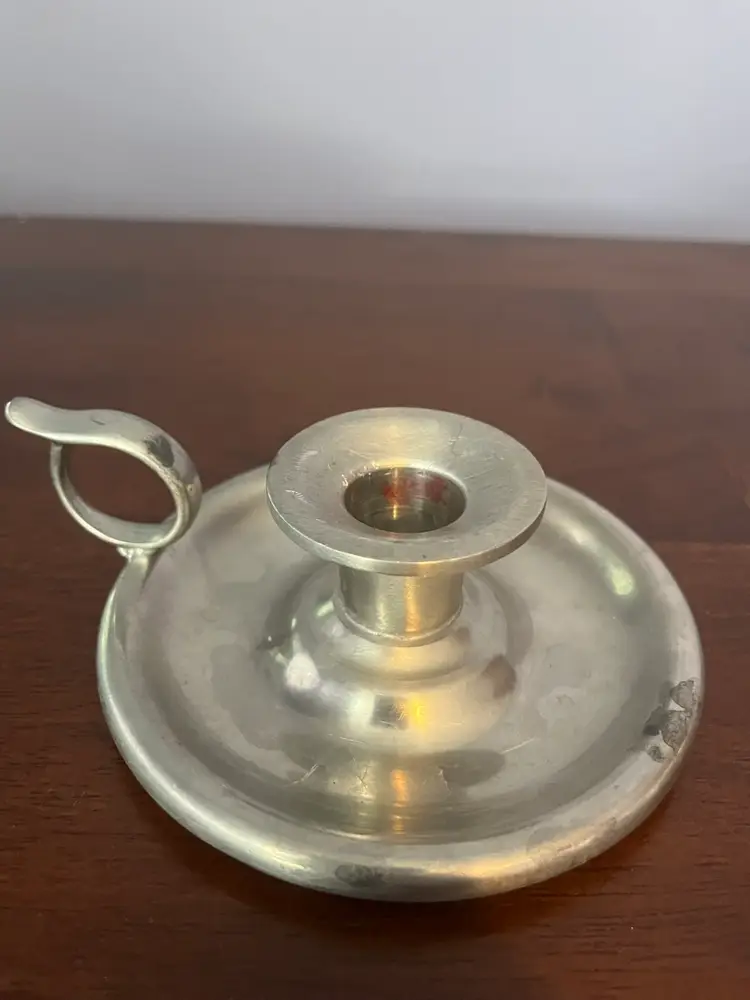 Vintage pewter candlestick holder with a looped handle. Makers Mark Woodbury Pewterers
5 inch diameter 2 inches high