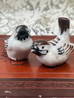 031 A Pair On Ceramic Otigari Miniature Sparrows 2,5" X 2"
