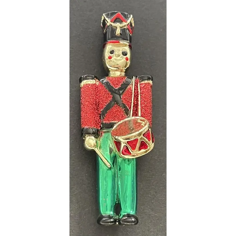 VINTAGE AJC TOY SOLDIER CHRISTMAS BROOCH Pin Gold Tone Drum Nutcracker Signed 3” Jewelry