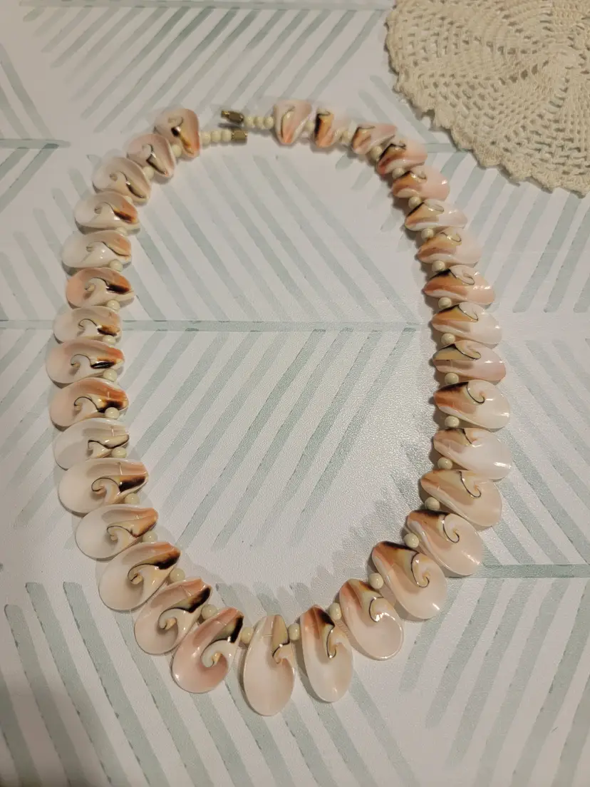 Vintage Luhuanus Strawberry Conch Shell Necklace