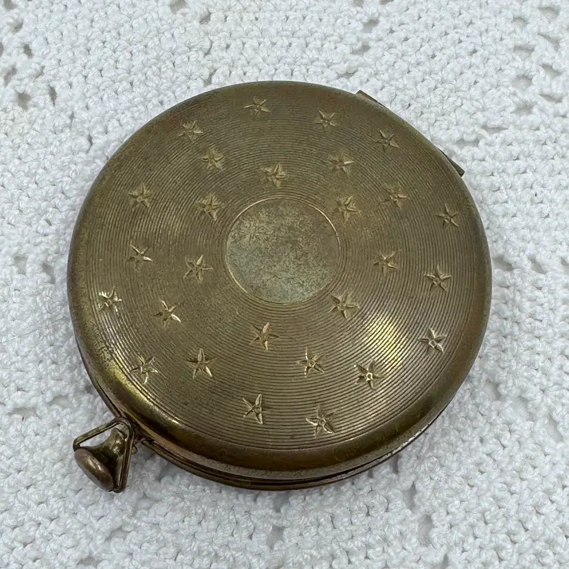 Vintage makeup compact with mirror goldtone with stars unique rare With puff And Screen Intact “Fifth Avenue”