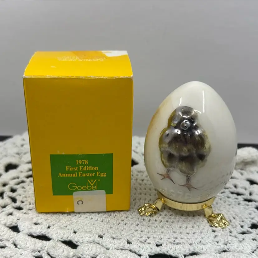 A 1978 Goebel First Edition porcelain Easter egg with a Silvery chick.
