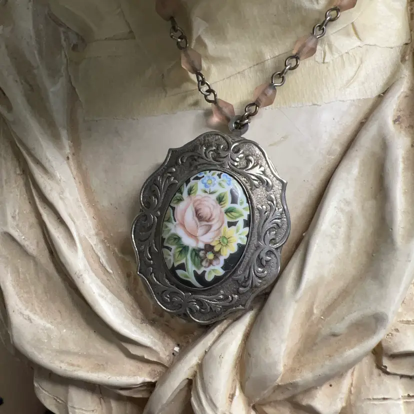 2” Vintage Silver Tone Locket On 24” Chain