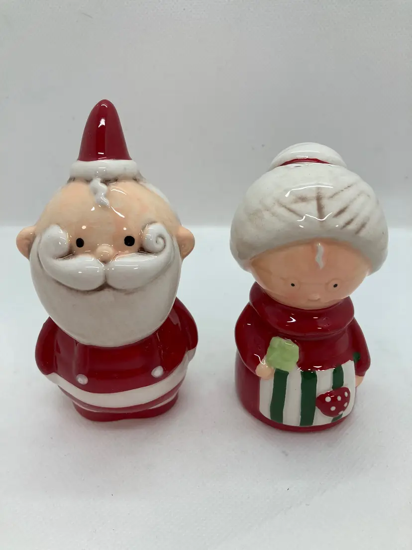 Santa and Mrs Claus Salt and Pepper Shaker Set
