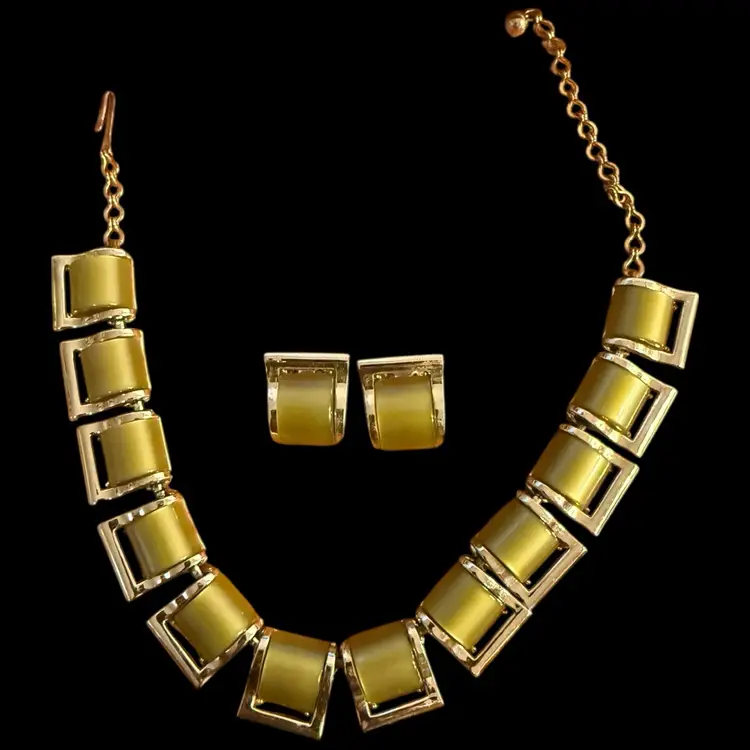 Thermoset Green Clip On Earrings and Necklace Set 16”