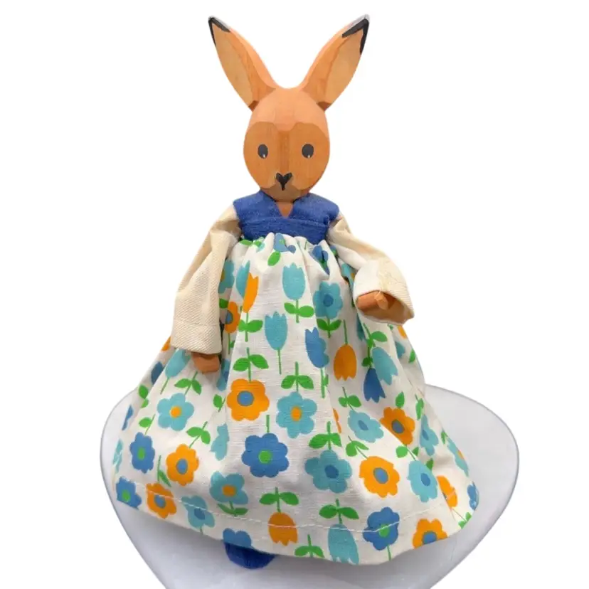 #03 Very Adorable Vintage Hand Carved Easter Bunny With 4 Eggs