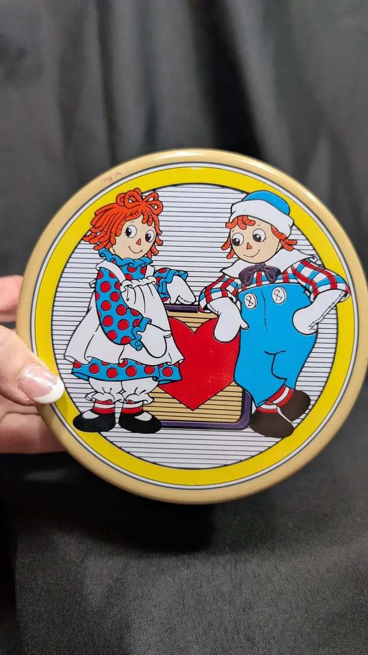 1988 Raggedy Ann & Any Tin Macmillan Inc made in Taiwan
