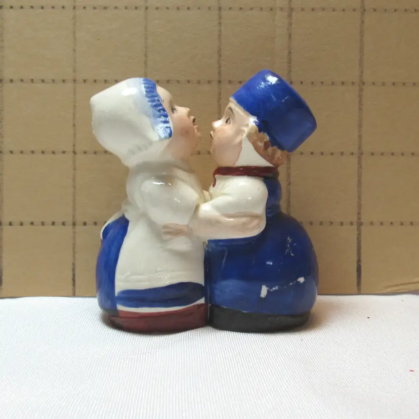 VTG 1 Pc Dutch Couple Salt & Pepper Shaker Set