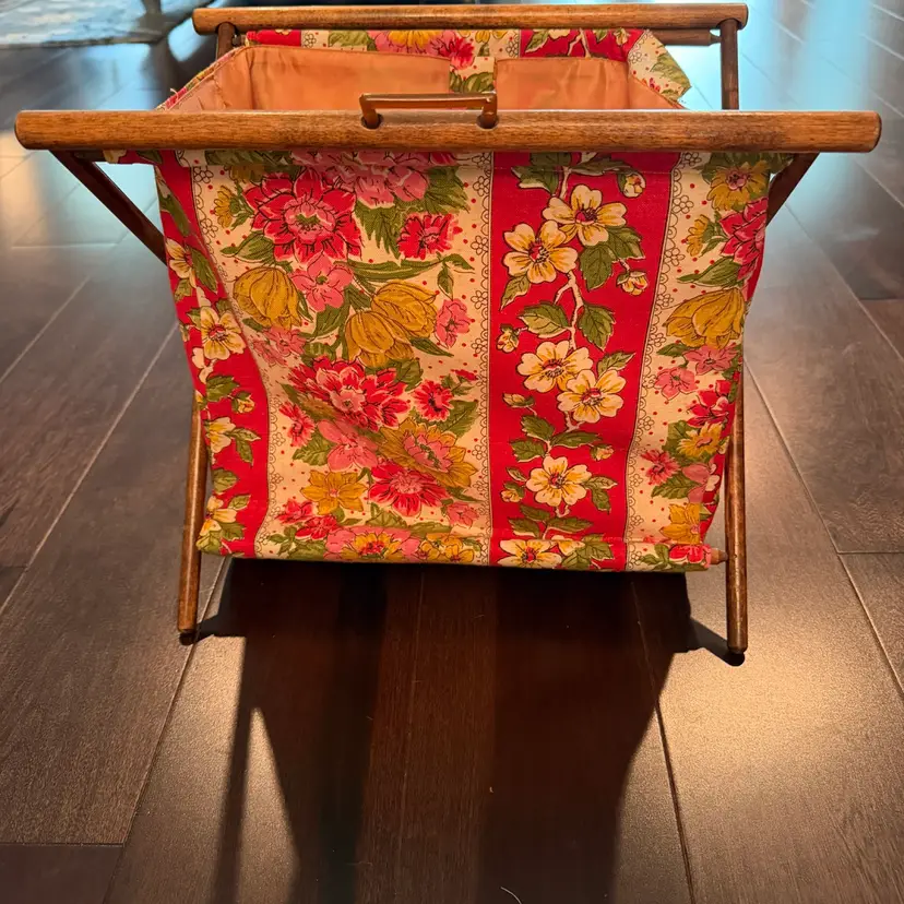 Vtg 60/70s Stand Up Wood Folding Fabric Sewing Knitting Crafts Basket Florals