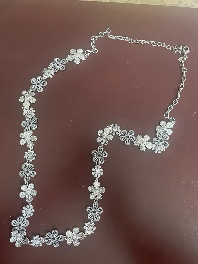 Premier Designs Vintage Silver Tone Floral Necklace 34”-38”. Boho. Daisies