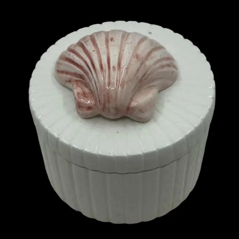 Vintage Fitz and Floyd ceramic shell trinket box with a ribbed design.