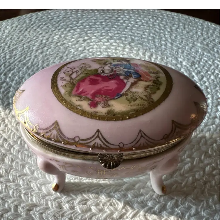Arnart - Porcelain 4-Footed / Oval Trinket Box - Courting Couple w/Gold & Hinged