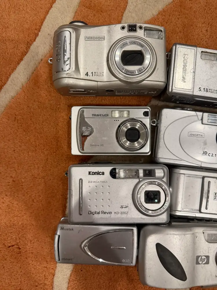 Lot of 15 Vintage Digital Cameras – Konica, HP, Medion, AGFA, Traveler Untested