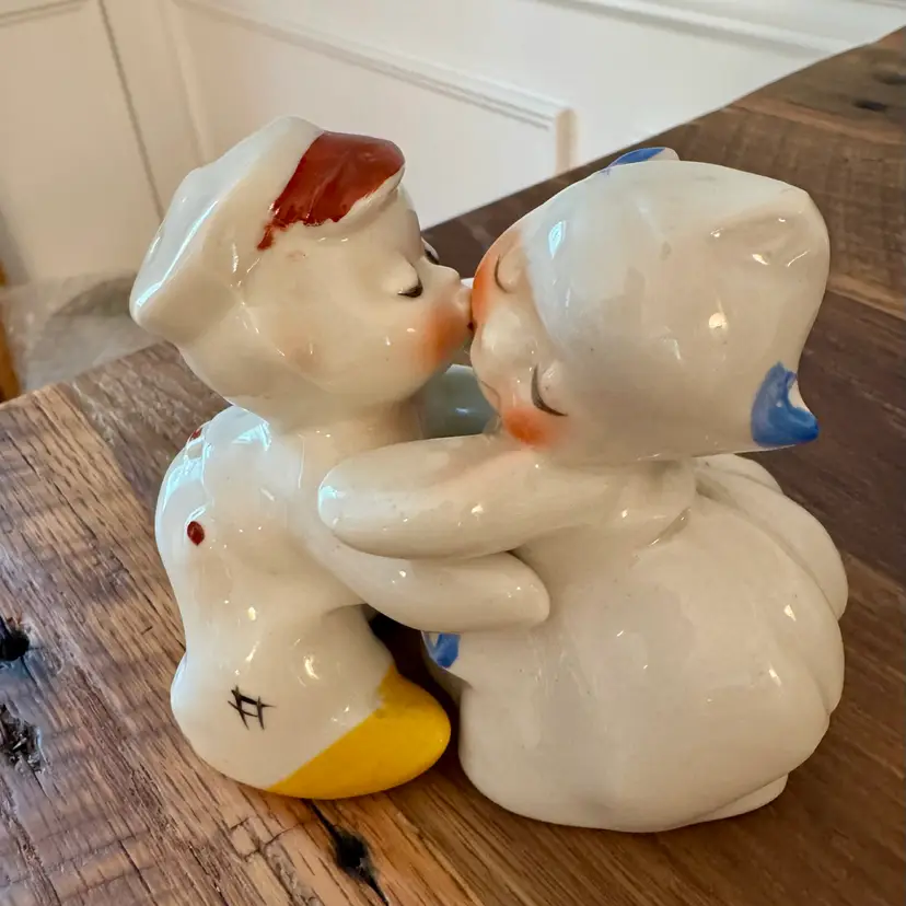🎀 Van Tellingen “Hugging Dutch Boy & Girl” Salt & Pepper Shakers