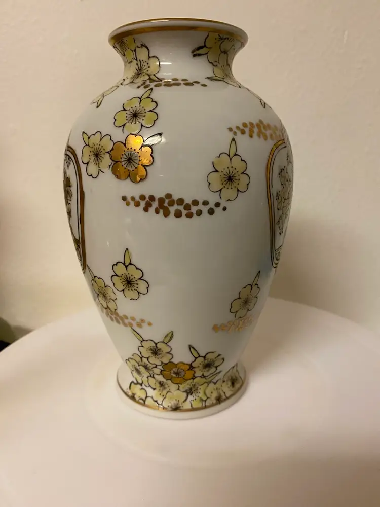 Vintage Gold Imari Japan Rigs-haw Flower Cart Hand painted Vase Ex Con 7”Tx 4.5”W 