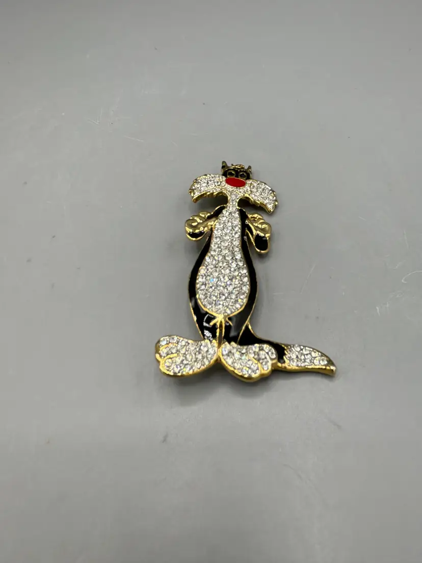Warner Brothers Slyvestor the cat full body brooch
