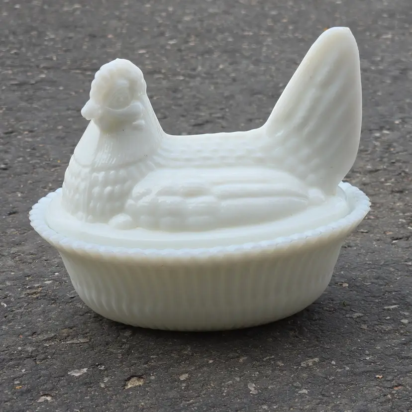 White Milk Glass Hen on Nest Covered Dish Chicken Unbranded 5½" Vintage READ