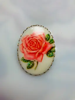VINTAGE Brooch Porcelain Pink Red Rose With Brass Trim.
Vintage 
Cottage-Core
BEAUTIFUL!